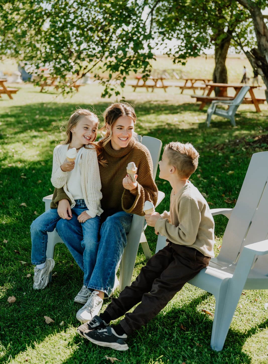 Famille qui mangent une crème glacée